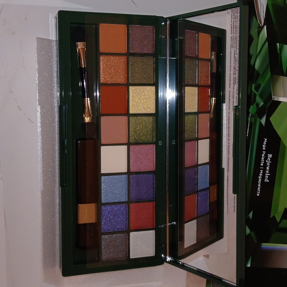 Avon FMG Eyeshadow Contour Highlighter Collection with mirror and brushes